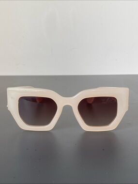 Nicole Miller Oversized Cream Square Cat-eye Sunglasses Gradient Brown Lenses